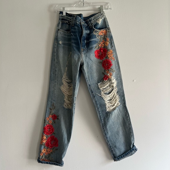 Embroidered distressed jeans 🌺 - Picture 1 of 4